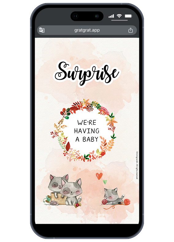 Écran de téléphone affichant une carte numérique avec un texte à l'aquarelle révélant "WE'RE HAVING A BABY!". Un smartphone gris foncé moderne affiche une carte à gratter d'annonce de grossesse numérique avec des chats à l'aquarelle et le texte "WE'RE HAVING A BABY!".