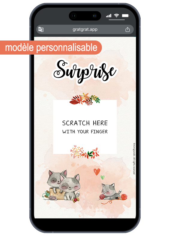 Version de la carte numérique avant le grattage pour révéler le message. Un smartphone affichant une carte numérique scratchable "Surprise" pour annonce de grossesse avec des chats mignons. Le texte scratchable indique "SCRATCH HERE WITH YOUR FINGER".