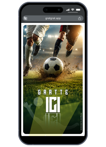 Invitation anniversaire football virtuelle sur un smartphone avec un ballon rond sur la pelouse et une zone verte à gratter marquée Gratte ici.