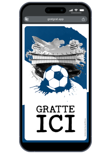 Invitation anniversaire football virtuelle sur smartphone avec un stade bleu nuit illuminé et un ballon de foot blanc et bleu marine marqué Gratte ici.