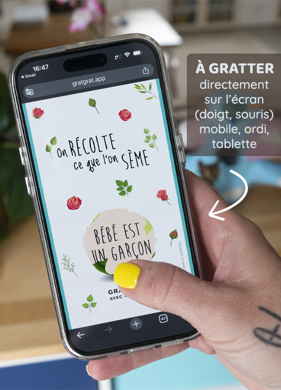Résultat d'une carte à gratter en ligne sur écran de smartphone annonçant « Bébé est un garçon ». Une main tenant un téléphone portable révélant le résultat d'une carte à gratter en ligne pour l'annonce du sexe de bébé avec l'inscription « Bébé est un garçon » sur fond de motifs floraux.